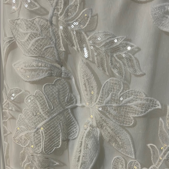 Embroidered Wedding Dress David’s Bridal design SDWG0686 soft white - Picture 4 of 5